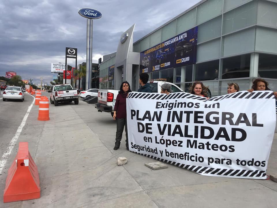  Vecinos de Tlajomulco continúan protesta por obras en López Mateos