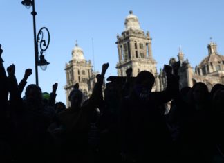 "López Obrador feminicida", gritan mujeres mexicanas desde Palacio Nacional