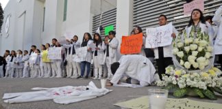 Miles de estudiantes claman justicia tras muerte de universitarios en México