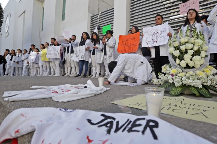 Miles de estudiantes claman justicia tras muerte de universitarios en México