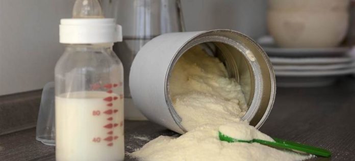 Una madre demanda a fabricante de leche en polvo después de que su bebé vomitara un gusano