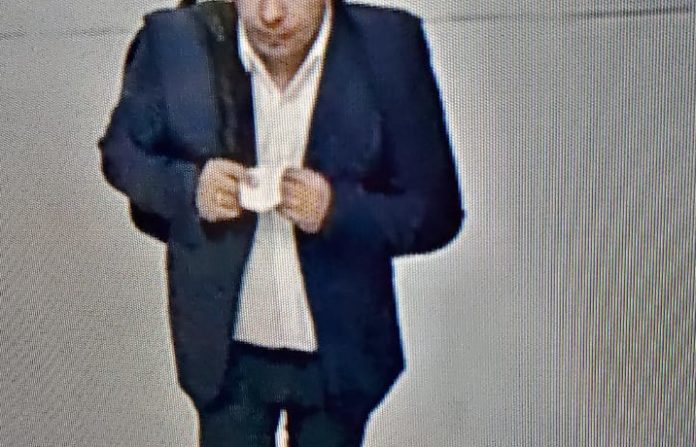 Identifican a hombre con traje que robó computadoras en CUCSH Belenes