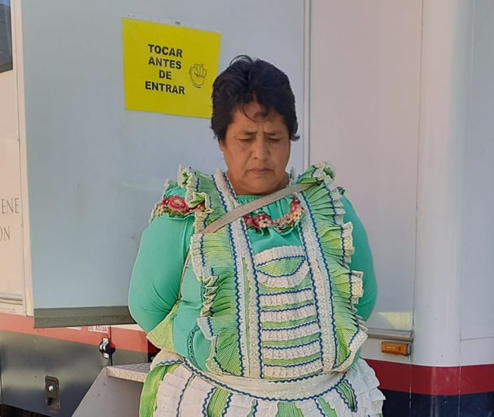 Mujeres indígenas que venden artesanías y papas fritas piden apoyo de despensas y medicinas