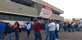 Maestros de la Costa Norte de Jalisco protestan en la DRSE por la falta de pago