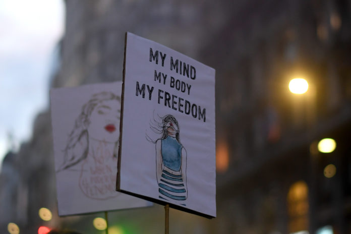 Salvadoreñas marchan en el dia internacional de la mujer pdindo la despenalización del aborto