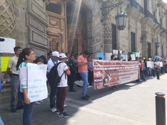 Maestros a quienes no les pagan sus salarios, realizaron protesta frente a Palacio de Gobierno
