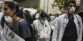 Médicos griegos se manifiestan por malas condiciones de trabajo ante virus