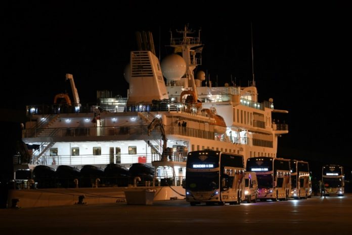 Pasajeros de crucero en Uruguay contaminado con coronavirus parten a Australia