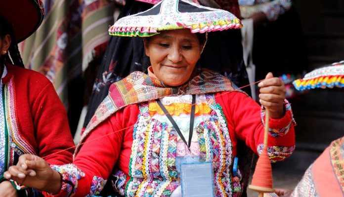 Indígenas peruanos venden artesanía en internet por coronavirus
