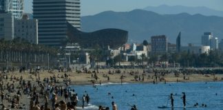 Barcelona abre sus playas