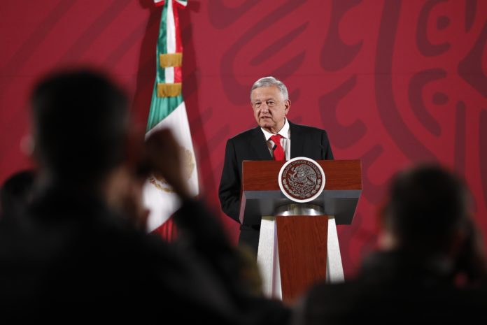 Presidente de México se une a polémica por cancelación de foro contra racismo