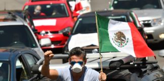 Cientos protestan en automóviles contra presidente mexicano López Obrador