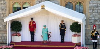 Isabel II celebra cumpleaños sin multitud con menos pompa