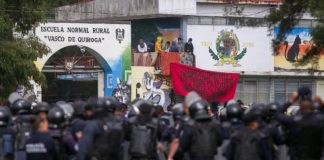 Choque entre policías y estudiantes normalistas deja varios heridos en México