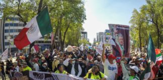 Simpatizantes de López Obrador se manifiestan frente a campamento opositor