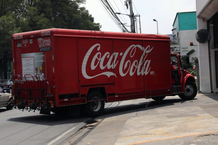 La compañía Coca-Cola incursiona en la categoría de bebidas alcohólicas con el producto Topo Chico