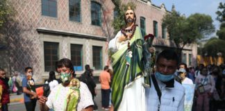 Feligreses mexicanos desafían la covid el día de San Judas: Venimos sin miedo