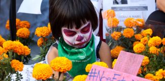 México mantiene vivo el Día de Muertos en un festejo híbrido por la covid-19