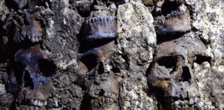 Arqueólogos mexicanos localizan fachada de torre de cráneos de Tenochtitlan