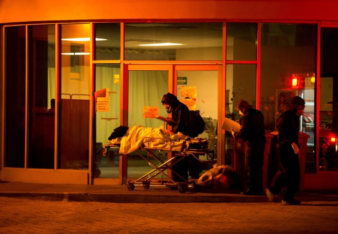 México sube al tercer lugar por muertos de covid con la pandemia sin control