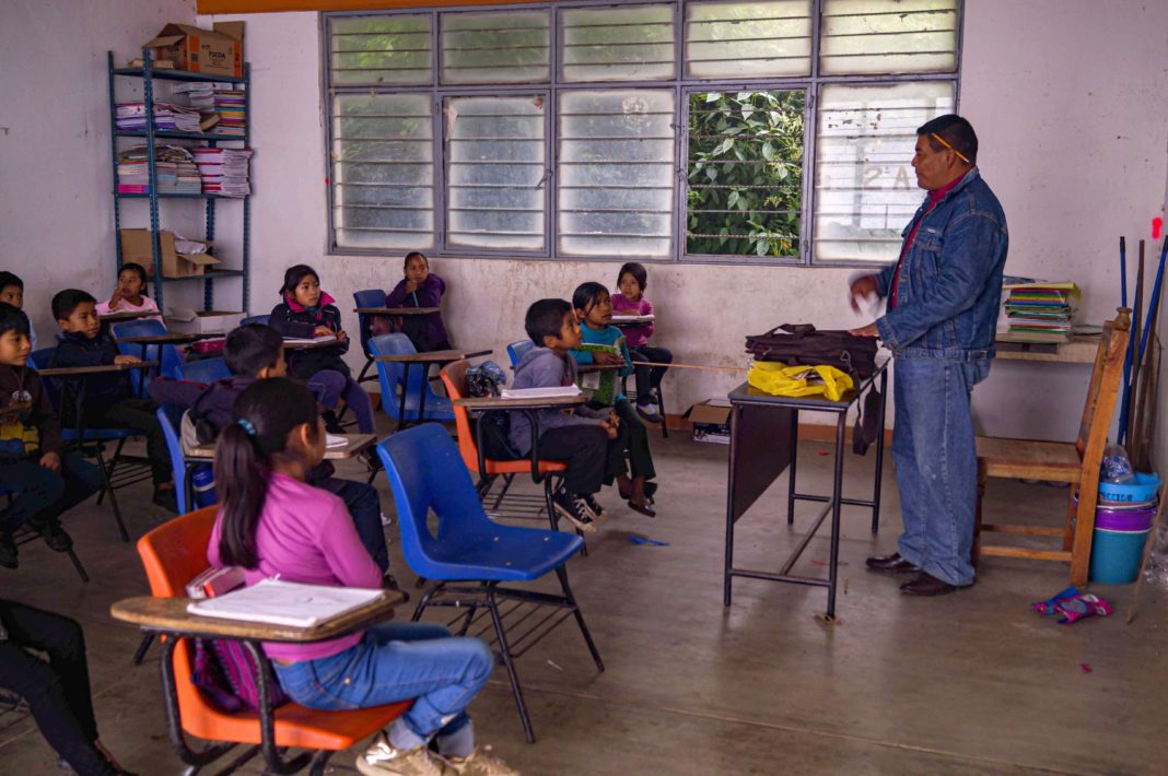 Las clases presenciales siguen en el sur de México pese al repunte de covid