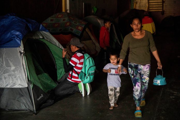 EE.UU. reinicia casos de asilo de 25.000 migrantes con apoyo de México y ONU
