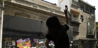 Diplomático mexicano acusado de abuso blinda su casa en el Día de la Mujer