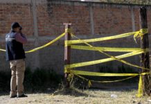 Hallan 22 cadáveres en fosa clandestina en centro de México