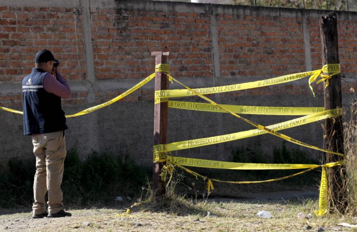 Hallan 22 cadáveres en fosa clandestina en centro de México