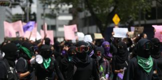 Feministas marchan en México en protesta por el feminicidio de salvadoreña
