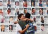 Pegan losetas con imágenes de desaparecidos en el estado mexicano de Jalisco