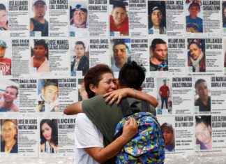 Pegan losetas con imÃ¡genes de desaparecidos en el estado mexicano de Jalisco