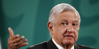 López Obrador critica al gobernador del Banco de México pese a autonomía