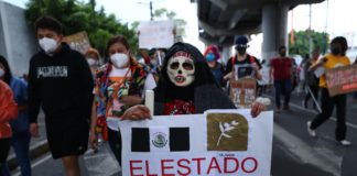 Mexicanos hacen una velación donde se accidentó el metro para exigir justicia