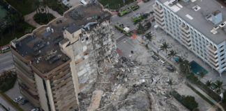 Un muerto y decenas de desaparecidos al colapsar parcialmente un edificio en Florida