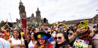 Miles regresan el arcoiris a Ciudad de México en la marcha del Orgullo LGBT+