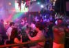 PesÃ© a la pandemia de Covid-19 que padece el paÃ­s turistas festejaron la entrada del aÃ±o nuevo en las bares, discotecas y playas del puerto de Acapulco.