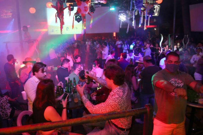Pesé a la pandemia de Covid-19 que padece el país turistas festejaron la entrada del año nuevo en las bares, discotecas y playas del puerto de Acapulco.