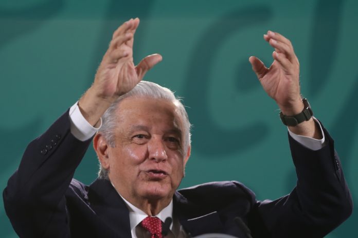 López Obrador critica a farmacéuticas por querer vender más dosis anticovid