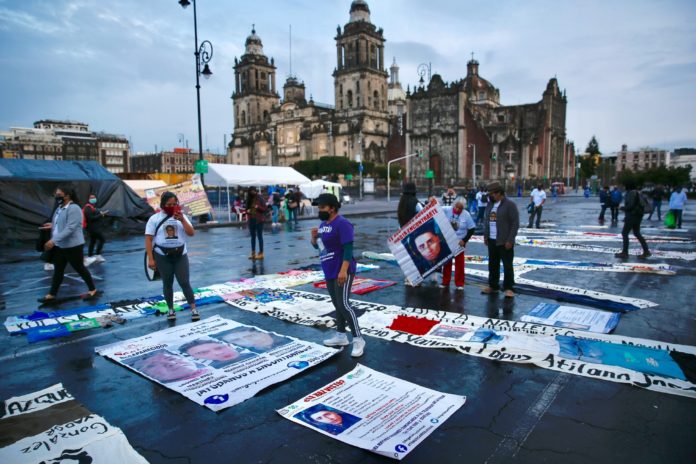 Familiares de desaparecidos protestan frente al Palacio Nacional de México
