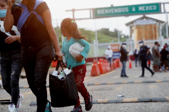 México desatiende los protocolos para las deportaciones de migrantes a Guatemala