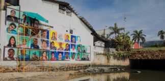 Pintan rostros de desaparecidos en un mural de la playa mexicana de Acapulco
