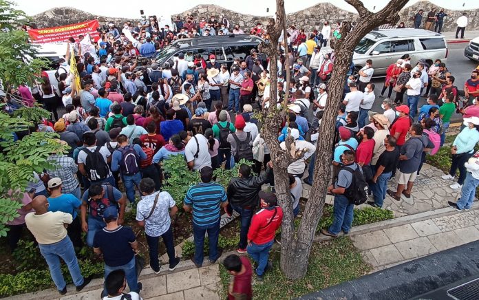 bloquean entrada de López Obrador