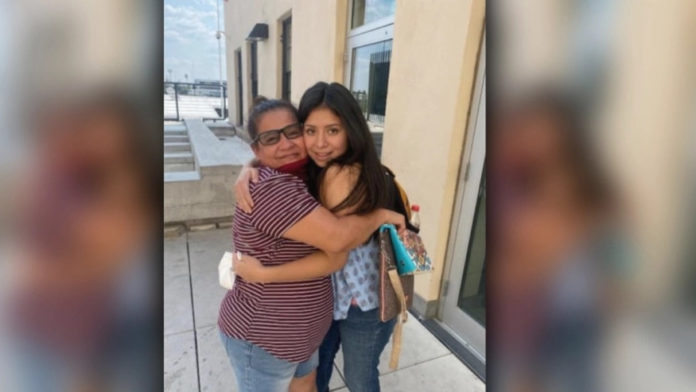 Mexicana e hija, juntas gracias a redes sociales tras 14 años de un secuestro