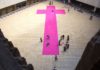 Pintan enorme cruz rosa en protesta por feminicidios en noroeste de México