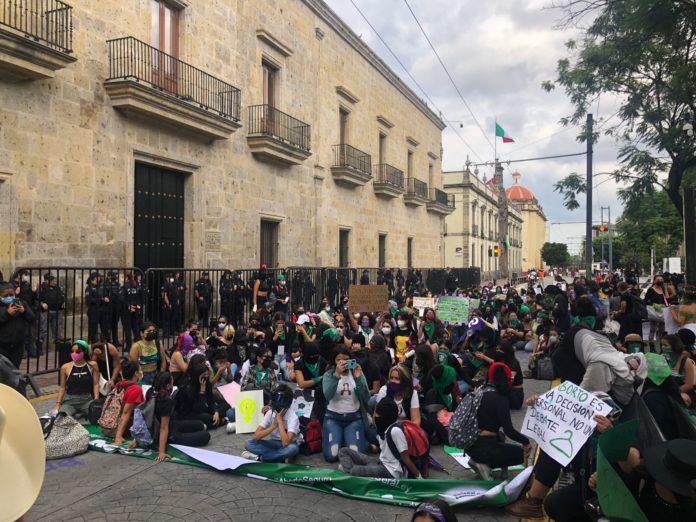 Feministas marchan en Jalisco