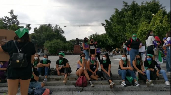 mujeres marchan en Guadalajara