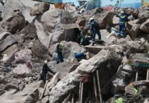 Continúan con rescate tras hallar menor muerta en derrumbe de cerro en México