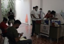 Vacunan contra la covid a migrantes hondureños en la frontera sur de México