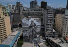 Un gigantesco mural compuesto de cenizas amazónicas cobra vida en Brasil